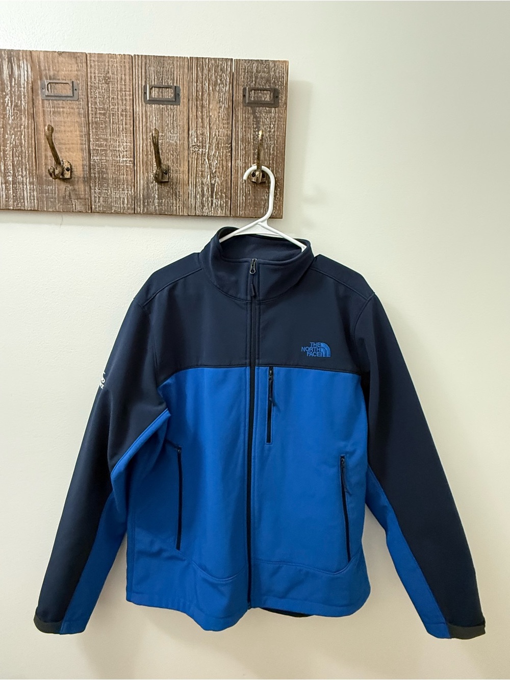The North Face Men’s Two-Tone Blue Softshell Jacket Bud light men’s large - Picture 11 of 12